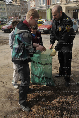 Gdańsk, Wrzeszcz. Z okazji Swiatowego Dnia Ziemi uczniowie...
