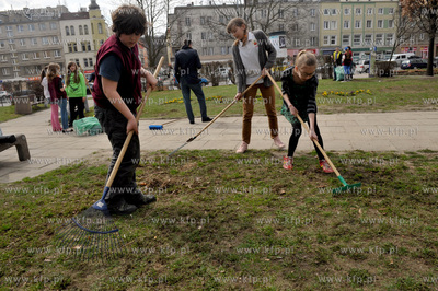 Gdańsk, Wrzeszcz. Z okazji Swiatowego Dnia Ziemi uczniowie...
