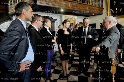 Dwor Artusa. Prezydent Lech Walesa wreczyl przyznawana...