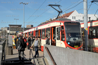 Gdansk. Tramwaj na przystanku na ul. Waly Jagiellonskie....