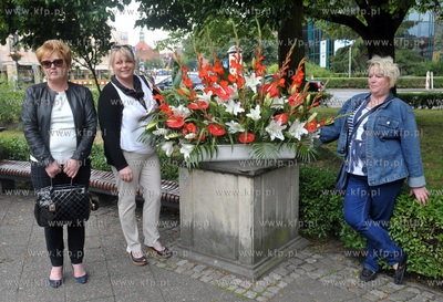 Gdanskie kwiaciarki zlozyly kwiaty pod pomnikiem Jana...