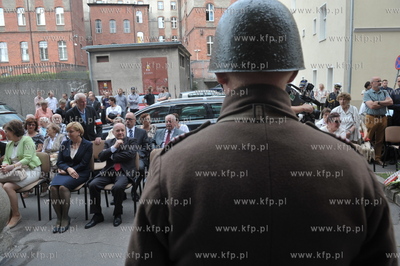 Gdańsk, ul. Kładki. Uroczystość przy tablicy upamiętniającej...