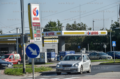Gdańsk Chełm. Stacja benzynowa LOTOS na  rogu ul....