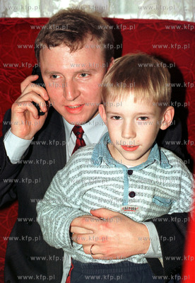    Jacek Kurski z synem.
15.10.98.
Fot. Maciej Kosycar...