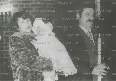Danuta i Lech Walesa, chrzest ich corki Anny w kosciele...