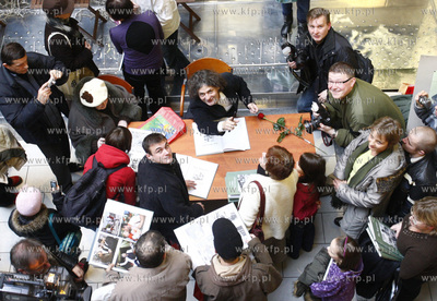 Gdansk. Centrum Handlowe Manhattan. Promocja albumu...