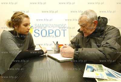 Sopot. Dom handlowy Monte. Mieszkancy Sopotu skladaja...