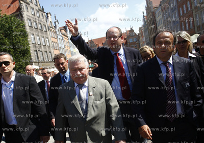 Gdansk. Michel Platini spaceruje po ulicach starowki...