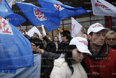 Gdynia. Wolny Zwiazek Zawodowy Sierpien 80 i OPZZ 
pod...