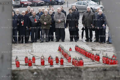 Gdansk. Pomnik Poleglych Stoczniowcow. Stoczniowcy...