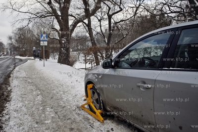Blokada zalozona przez Straz Miejska na zle zaparkowane...
