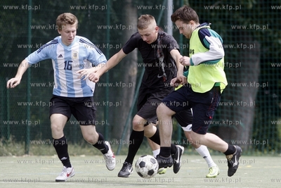 Gdansk Zaspa. Pilkarski turniej dzikich druzyn Do przerwy...