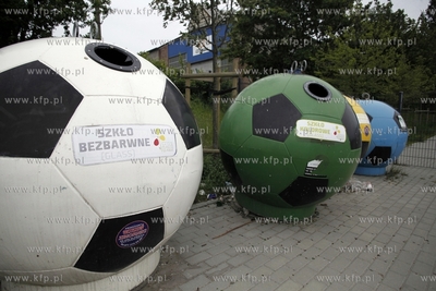 Smietniki przed stadionem PGE Arena od strony ul. Marynarki...