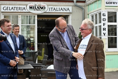 Sopot. Spacer prezydentow Gdanska Pawla Adamowicza...