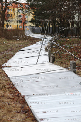 Gdansk. Wichura. Nz. przewrocony plot okalajacy likwidowany...