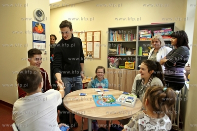 Aktor Mateusz Damięcki odwiedził dzieci w Klinice...