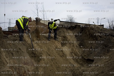 Stocznia Gdańska. Prace przy odkopywaniu schronu zbudowano...