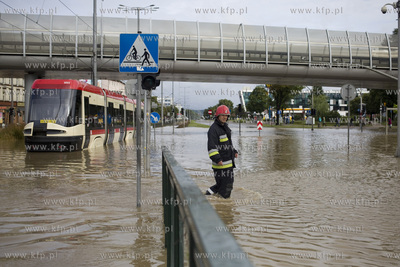 Zalane po intesywnych opadach deszczu skrzyżowanie...
