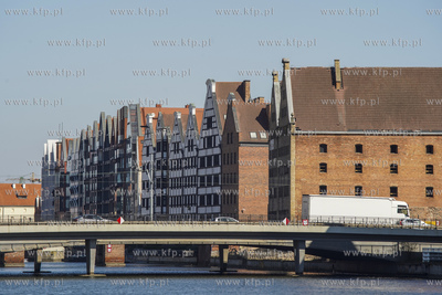Gdańsk. Wyspa Spichrzów. Stare spichlerze oraz odrestaurowane...