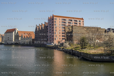 Gdańsk. Wyspa Spichrzów. Stare spichlerze oraz odrestaurowane...