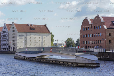 Gdańsk. Obrotowa kładka łącząca Wyspę Spichrzów...