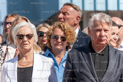 Gdańsk. Plac Solidarności. Symboliczne otwarcie bramy...