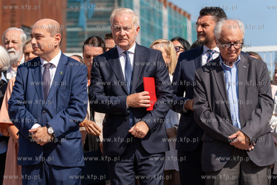 Gdańsk. Plac Solidarności. Symboliczne otwarcie bramy...