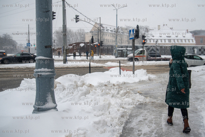 Intensywne opady śniegu w Gdańsku. Przejcie dla pieszych...