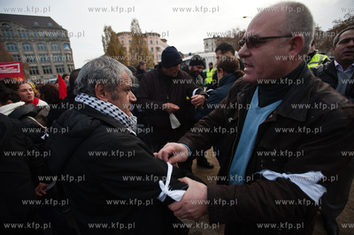 Berlin. Demonstracja grup lewicowych i antyfaszystow...