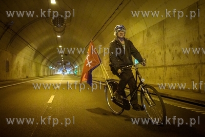 Gdańsk. Przejazd rowerowy tunelem pod Martwą Wisłą....
