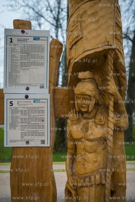 Rzeźbiony przystanek autobusowy w Bolszewie, gmina...