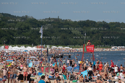 Sopot. Tłum na plaży. 12.08.2023 / fot. Anna Rezulak...