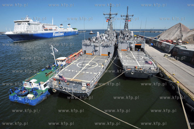 Okrety 12 panstw uczestniczacych w miedzynarodowych...