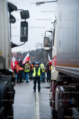 Gdansk. Trakt Sw. Wojciecha. Rybacy blokujac przejscie...