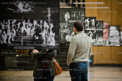 Gdansk. Teatr Wybrzeze. Wystawa zdjęć przygotowana...
