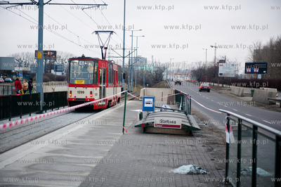 Gdansk.Zniszcona przez samochod osobowy wiata na przystanku...