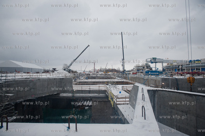 Gdansk. Wisloujscie. Montaz maszyny drazacej TMB, ktora...