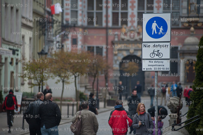 Gdansk. Czesciowo zamkniete dla ruchu kolowego, w czasie...