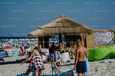 Jastarnia. Pelna turystow plaza od strony otwartego...