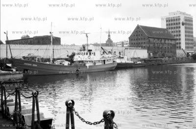 Gdansk ul. Szafarnia nad Motlawa, do nabrzeza przycumowany...