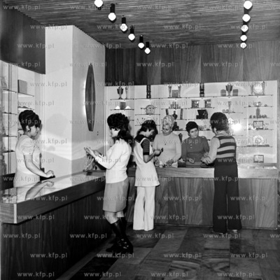 Sklep Jubiler przy ulicy Dlugiej w Gdansku.
05.12.1972
grudzien72_z.kosycarz_p
Fot....