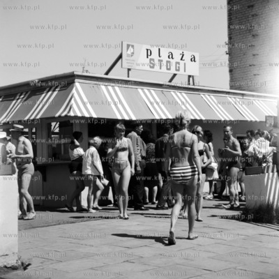 Przy wejsciu na plaze w Gdansku Stogach. 07.1965 0003355z_lipiec1965...