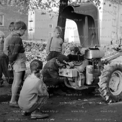Dzieci przygladaja sie naprawie traktora. 
1968
00001245z
Fot....