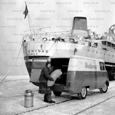 Samochod Baltony w porcie. Lata 60. 1960 0000730z ...