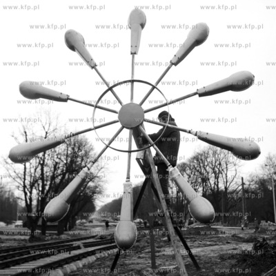 Prace przy montażu latarni ulicznej przy Bramie Oliwskiej...