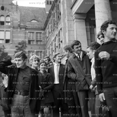 Studenci Politechniki Gdańskiej przed Gmachem Głównym...