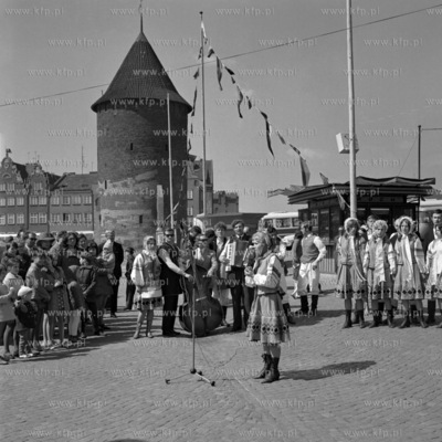 Występ zespołu folklorystycznego na Targu Rybnym...