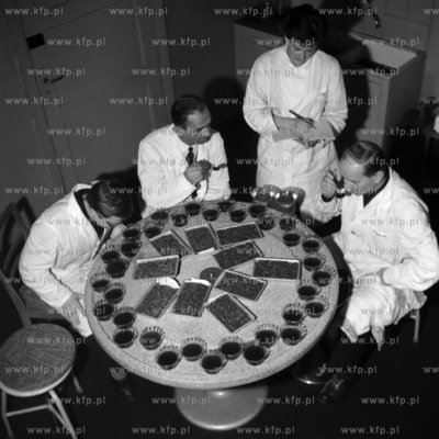 Kontrola jakosci importowanych ziaren kawy.
12.1966
0000640z_grudzien1966
Fot....