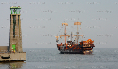 Statek wycieczkowy PIRAT wyplywa z portu w Gdyni.
22.06.2006
fot....