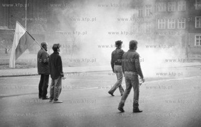 Gdansk. Stan Wojenny. Starcia z milicja. Nz. starcia...